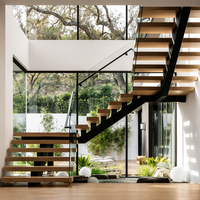 Escalier droit en U moderne CBMmart avec poutre monobloc, marches en chêne massif blanc et garde-corps en verre pour maison