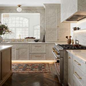 Cuisine Balom Vintage Luxe Léger avec Armoires en Bois Massif Foncé, Poignées Dorées, Plan de Travail en Marbre et Appareils Professionnels - Product Image 6