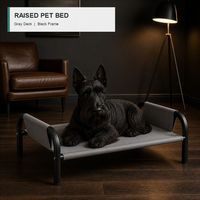 Lit surélevé pour animaux de compagnie avec deux panneaux latéraux courts, surface en tissu gris et structure tubulaire noire pour chiens d'intérieur