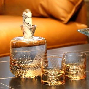 Un juego de olla y dos vasos de vino nacional. - Product Image 3