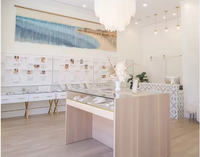 Vitrine de présentation de bijoux en verre trempé de luxe avec éclairage LED, cadre en acier inoxydable, placage en bois grainé PVC