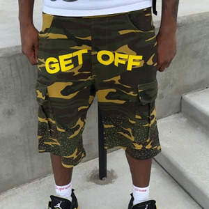 Shorts cargo camouflage en coton avec logo imprimé à l'écran, ornés de strass brillants, longueur genou - Product Image 1