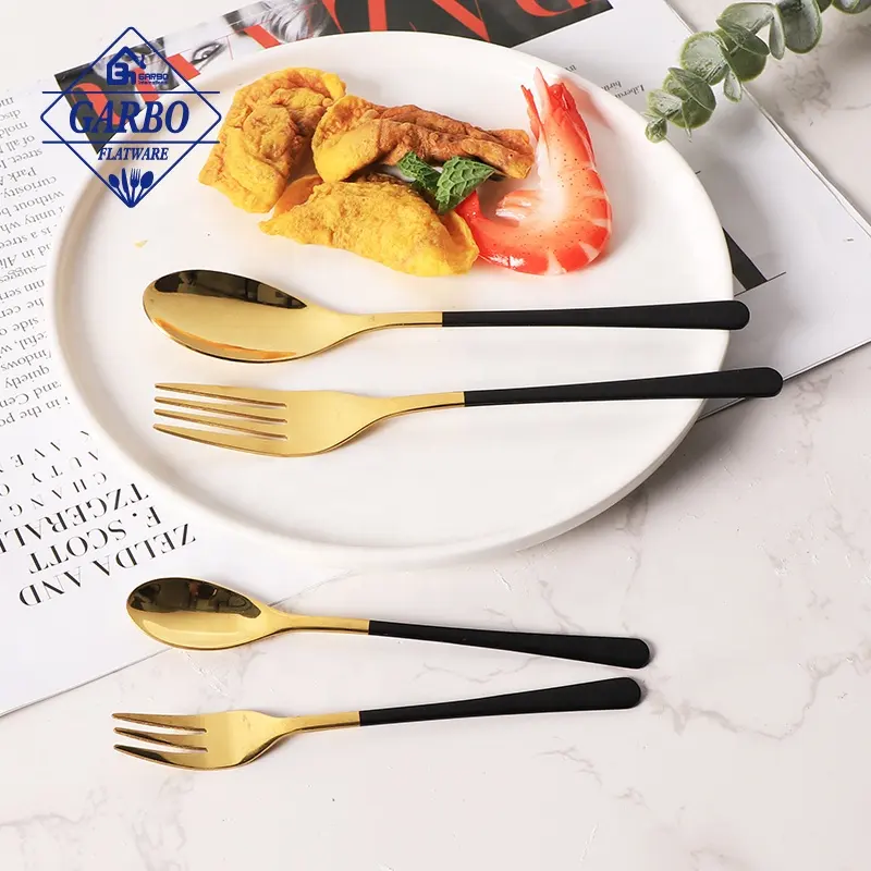 Set da pranzo in acciaio inossidabile stile coreano 304 Set di posate occidentali nere e dorate Set di posate con forchetta da tavola in metallo forchetta da frutta
