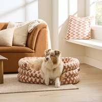 Lit pour chien de luxe moderne certifié BSCI & OEKO-TEX avec poignée en PU, tissu bouclé et coussin intérieur réversible