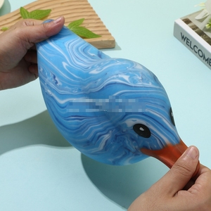 Jouet à presser en TPR en forme de canard tie-dye, souple et à rebond lent, gadget anti-stress pour le bureau, vente en gros, directement de l'usine, faible MOQ - Product Image 6