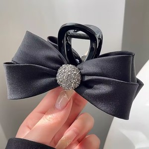 Elegant and stylish double-sided heart-shaped hair <b>clip</b>, black camellia shark claw <b>clip</b>, medium size, high-end updo <b>clip</b>. - Product Image 4