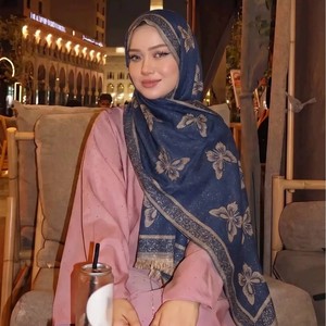 Nuevo Chal Hijab Étnico Versátil con Hilo Dorado Jacquard, Estilo Saudí de Oriente Medio, con Borlas, Pañuelo Largo para la Cabeza - Product Image 1