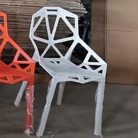 Usine de meubles de Foshan, la chaise géométrique la plus vendue, chaise en plastique simple et moderne, chaise de salle à manger nordique pour café