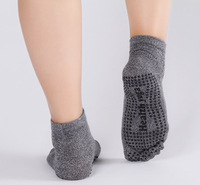 Vente en gros de chaussettes de yoga de fitness respirantes noires en coton avec logo personnalisé Chaussettes antidérapantes à cinq orteils pour hommes
