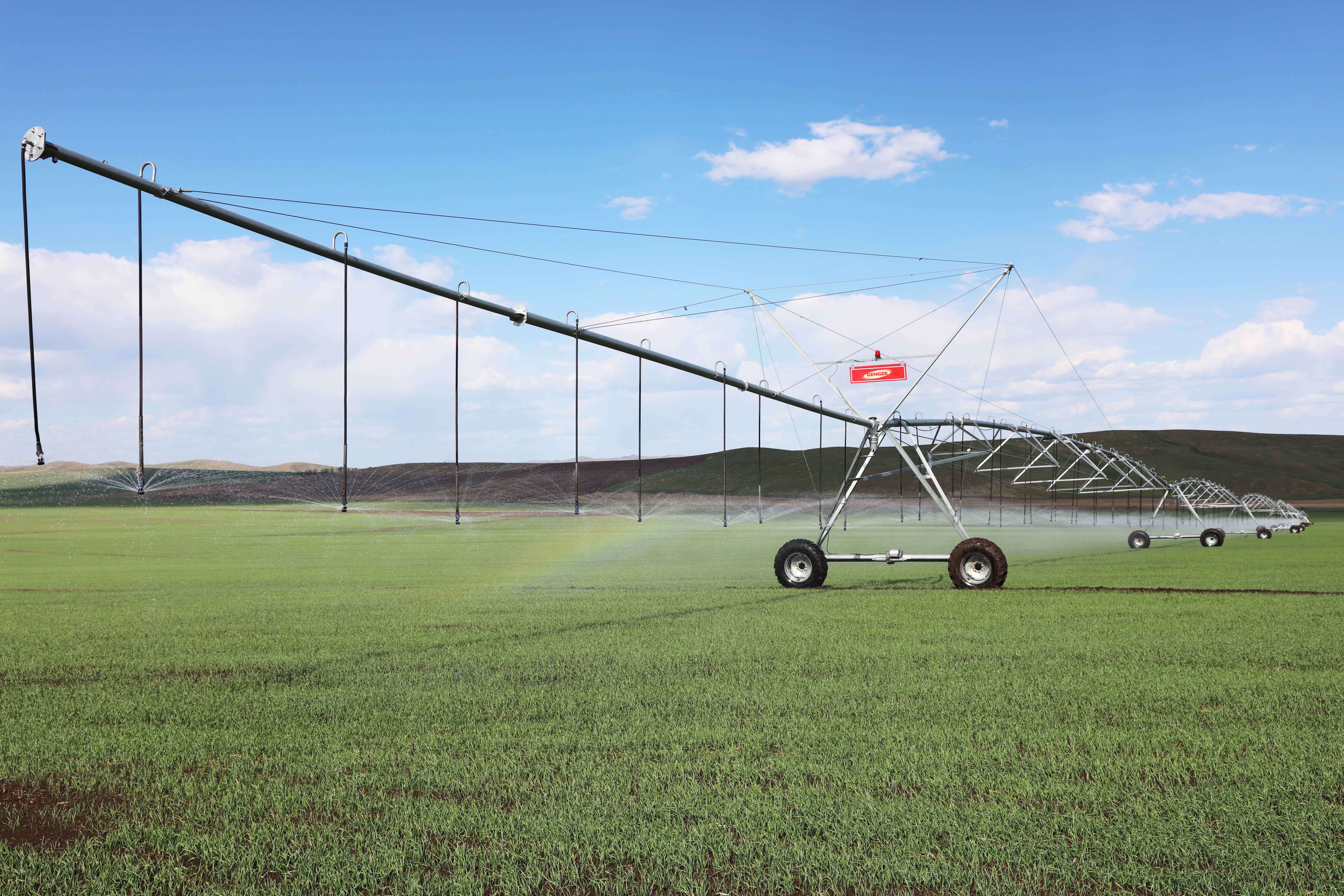 中国gengze农场拖拉中心支轴式农业灌溉系统 - buy pivot center