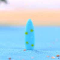 Mini planche de surf colorée Mini ornement en résine petite petite figurine artisanat accessoires pour la décoration de poisson