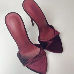 Vente en gros personnalisé Sandales à talons et bout pointu Sandales à talons aiguilles rouges de luxe à talons fins <span class=keywords><strong>Chaussures</strong></span> à talons hauts pour dames de luxe - Product Image 4