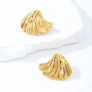 ต่างหูสตั๊ดทรงเปลือกหอยลายคลื่นน้ำ สแตนเลสสตีลชุบทอง 18K กันน้ำ ไม่หมอง ทันสมัย สำหรับผู้หญิง - Product Image 1