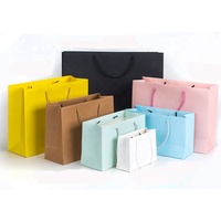 Sac cadeau de luxe pour femmes, vente en gros, vêtements de bonne qualité, sacs de transport en papier mat, sacs de shopping en carton avec poignée de ruban personnalisé