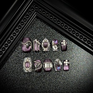 Faux ongles courts faits à la main, effet œil de chat violet, entièrement ornés de strass scintillants, réutilisables pour manucure quotidienne ou de fête - Product Image 1
