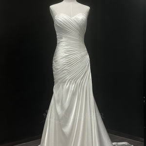 Robe de mariée sirène/trompette moderne NT36 en satin, coupe ajustée, avec décolleté cœur, volants, dentelle et fleurs en cristal - Product Image 3