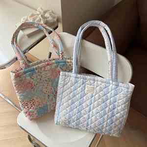Sac à bandoulière pour femme de grande capacité, léger, portable, en coton doux, avec des fleurs, sac fourre-tout matelassé pour maman, pour un usage quotidien - Product Image 1