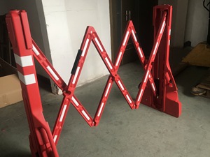 Barriera di isolamento mobile telescopica per uso esterno per uso stradale barriera per il traffico stradale con soffiaggio in HDPE all'ingrosso - Product Image 5