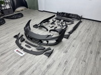 Kit carrosserie en fibre de carbone sèche style M : jupes latérales, capuchons de rétroviseurs et séparateur avant pour la modification et l'amélioration de la Ferrari 296