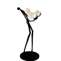 Lampadaire moderne sculpteur boule de verre homme et femme en résine Lampadaire LED d'angle de salon décoration d'art moderne