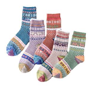 महिलाओं की मिड-ट्यूब फ्यूजी बुलबुल किनारे मोटी लाइन जातीय थंडर और रंग ब्लॉकिंग कॉर्डिक पैटर्न मोजे - Product Image 1