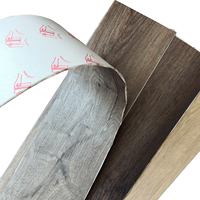 Vinyle de PVC de 2mm 3mm parquetant le dos sec ou auto-adhésif LVT pour d'intérieur