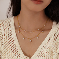 Collier pendentif personnalisé tendance à double couche en acier inoxydable plaqué or 18 carats avec imitation perle en forme de fleur et chaîne serpent pour