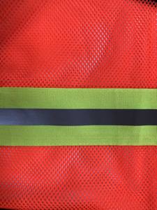 เสื้อกั๊กนิรภัยแบบตาข่ายสะท้อนแสงสูงสำหรับงานก่อสร้าง พร้อมโลโก้ ขายส่งเสื้อผ้า - Product Image 3