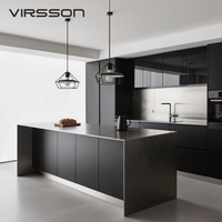 Ensemble d'armoires de cuisine noir mat de luxe, crédence en acier inoxydable, poignées J-Pull, évier sous plan, design personnalisé