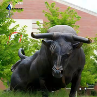 Statue de taureau en bronze surdimensionnée peinte à la main et personnalisée - Installation artistique durable en fibre de verre pour hôtels, centres commerciaux et parcs à thème