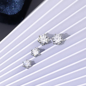 Pendientes de Moissanita con Engaste de Seis Puntas, Geométricos, Minimalistas, Elegantes y Clásicos, de Plata de Ley Chapada en Oro de 18k, de Tianyu Gems - Product Image 1