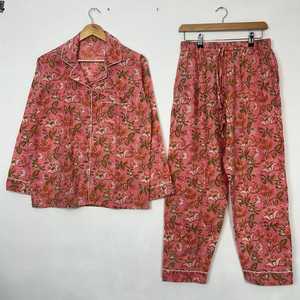 Pijama de Algodón con Estampado Floral Rosa para Mujer, Manga Larga, Cuello Camisero, Conjunto de Pijama Clásico de Longitud Completa - Product Image 1