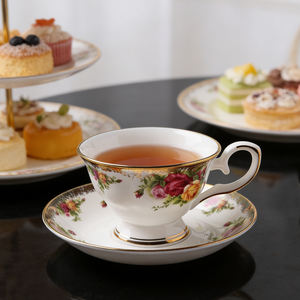 Service à thé <span class=keywords><strong>et</strong></span> soucoupe vintage <span class=keywords><strong>anglais</strong></span> à motif floral, en porcelaine fine ornée de roses <span class=keywords><strong>et</strong></span> bord doré. - Product Image 5