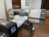 Machine d'impression numérique textile T-shirt avec 60cm Imprimante DTF à film rouleau PET à transfert thermique avec tête Xp600/i3200 pour vêtements