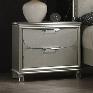 โต๊ะข้างเตียงสีเงินร่วมสมัย 2 ลิ้นชัก พร้อมมือจับอะคริลิกและแผงลายนูน - Product Image 2