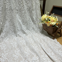 Fournisseur chinois de tissu brodé en coton 100% doux, blanc, à fleurs, avec des feuilles 3D en broderie Schiffli, pour vêtements féminins