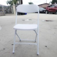 Table ronde en plastique à prix abordable, chaises pliantes abordables pour banquets intérieurs et extérieurs