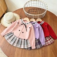 Ensemble de vêtements pour petites filles, automne-hiver, pull en tricot à motif cœur, col en dentelle, cardigan à nœud et jupe plissée à carreaux, tenue en deux pièces pour filles