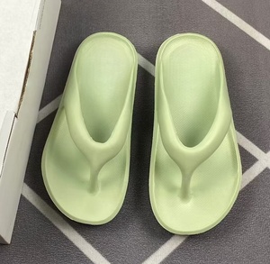 Summer simple rubber-soled slip-on anti-slip <b>slippers</b>, suitable for outdoor, home or casual outings, versatile for couples - Product Image 3