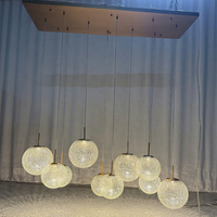 Luminaire suspendu moderne de luxe en verre à bulles avec plusieurs boules et métal doré pour salle à manger et îlot de cuisine