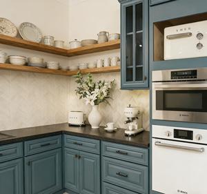 Gabinetes de Cocina de Madera Maciza de Estilo Clásico de Lujo con Acabado Verde Azulado, Encimera de Mármol y Electrodomésticos Integrados - Product Image 3