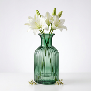 Vase en verre côtelé avec lys blancs, récipient décoratif minimaliste pour fleurs, résistant à l'eau - Product Image 2
