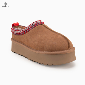 Vente en gros de bottes Uggly personnalisées pour femmes, tongs d'hiver en peau de mouton, daim de vache, chaussures d'hiver chaudes à enfiler, <span class=keywords><strong>pantoufles</strong></span> - Product Image 1