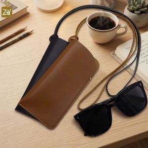 Étui à lunettes en cuir PU durable 4 couleurs avec cordon et impression en relief - Cadeau promotionnel moderne pour événements - Product Image 2
