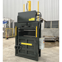 Presse à balles hydraulique verticale automatique, adaptée au compactage des vêtements usagés.