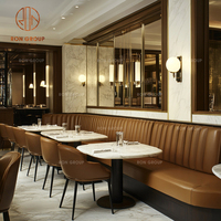 Ensemble de meubles modernes pour café, restaurant, tables rondes en marbre avec pieds cylindriques en métal, chaises et canapés en cuir marron