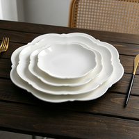 Sous-assiettes décoratives « Ruyi » à bord festonné, assiettes de table en porcelaine tendre blanche pour mariage