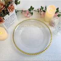 Vente en gros d'assiettes transparentes de 13 pouces pour décorations de fête d'anniversaire de mariage assiettes de présentation rondes en plastique avec garniture de perles en or rose
