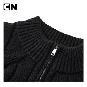 ผู้ผลิตเสื้อสเวตเตอร์ที่ได้รับการรับรอง GRS ขายส่งเสื้อสเวตเตอร์คอเต่าแบบซิปครึ่งตัวสำหรับผู้ชาย ทำจากโพลีเอสเตอร์ พร้อมลายถักแบบหนา - Product Image 4