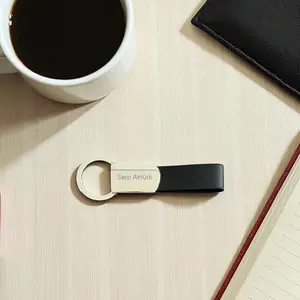 Porte-clés en cuir KeyMark avec gravure laser métallique et détails élégants - Product Image 1